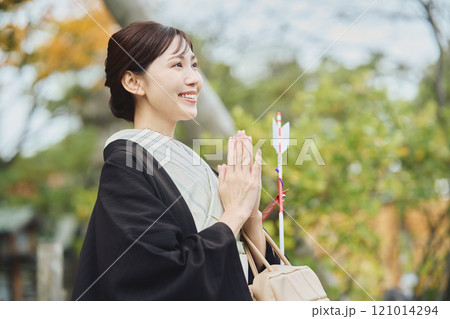 お参りする女性 お参りする女性 121014294