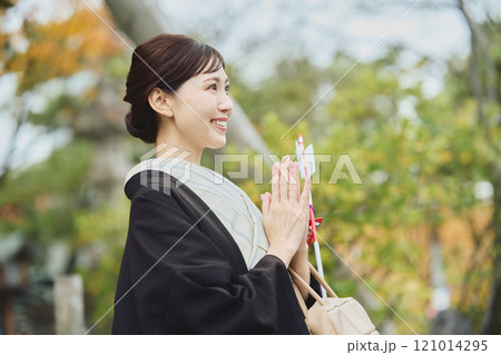 お参りする女性 121014295