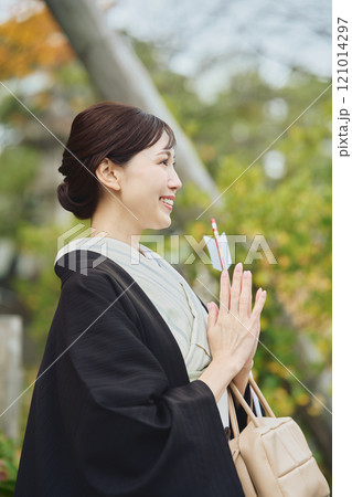 お参りする女性 121014297