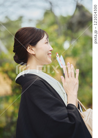 お参りする女性 121014300