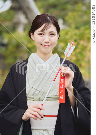 破魔矢を持つ女性 121014305