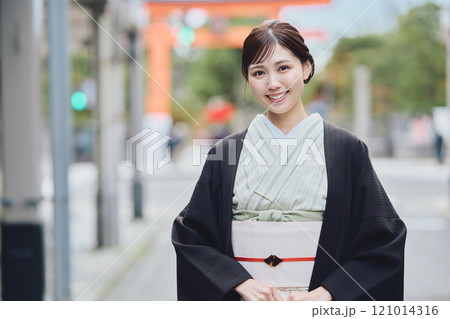 着物を着た女性 着物を着た女性 121014316