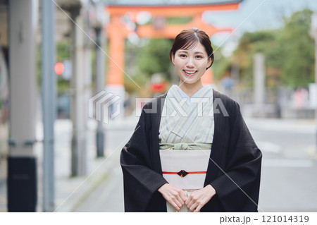 着物を着た女性 着物を着た女性 121014319