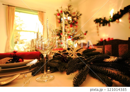 クリスマスパーティーの食卓　クリスマスツリーと素敵な晩餐　クリスマスの雰囲気 121014385