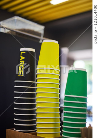 Colored paper cups, black large, yellow medium, green small to take away Colored paper cups, black large, yellow medium, green small to take away 121014400