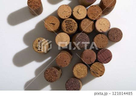 Overhead view of various wine corks 121014485