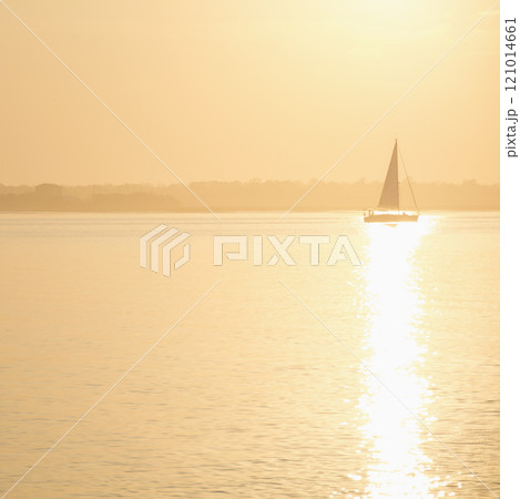 USA, South Carolina, Charleston, Sailboat on Charleston Harbor at sunset 121014661