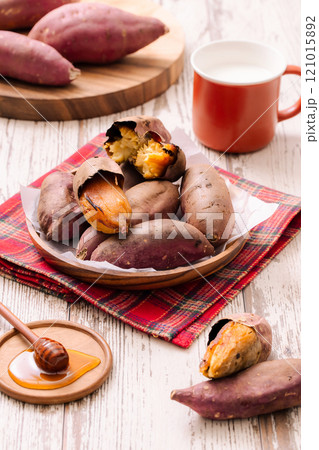 Warm sweet potatoes and winter themed plating 121015892