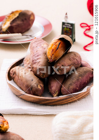 Warm sweet potatoes and winter themed plating 121015906