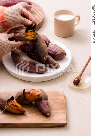 Warm sweet potatoes and winter themed plating 121015909