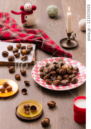 Chestnuts plated with a winter concept 121015928