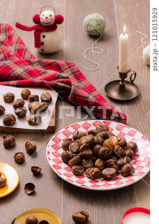 Chestnuts plated with a winter concept Chestnuts plated with a winter concept 121015929