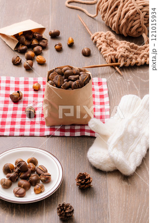 Delicious chestnuts emotionally plated with fluffy gloves. 121015934