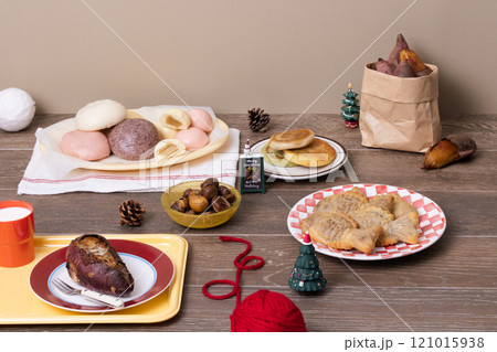 Various types of delicious winter snacks such as sweet potato, bungeoppang, hotteok, pancake, chestnut, etc. Various types of delicious winter snacks such as sweet potato, bungeoppang, hotteok, pancake, chestnut, etc. 121015938