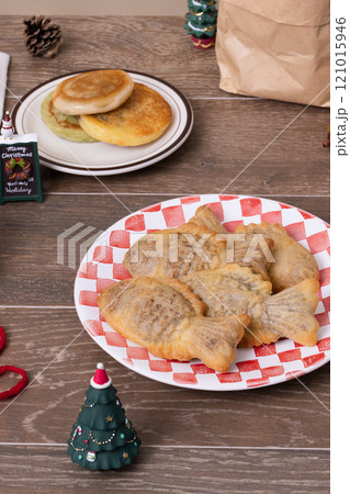 Various types of delicious winter snacks such as bungeobbang and hotteok 121015946