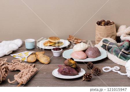 Various types of delicious winter snacks such as sweet potato, bungeoppang, hotteok, pancake, chestnut, etc. 121015947
