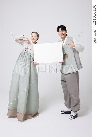 A foreign woman and a Korean man wearing hanbok, standing side by side and holding white copyspace 121016130