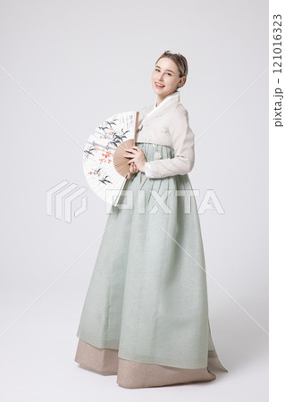A foreign woman wearing a traditional Korean hanbok and holding a fan 121016323