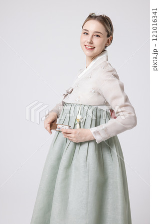 A foreign woman wearing a traditional Korean hanbok and holding a fan 121016341