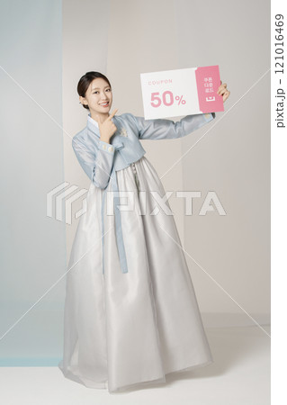 Portrait of a beautiful woman standing holding a shopping coupon while wearing an elegant and elegant hanbok 121016469