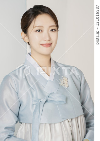 A beautiful woman wearing a luxurious and elegant hanbok 121016587
