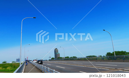 埼玉県川口市と東京都北区をつなぐ国道122号線の新荒川大橋の風景 121018043