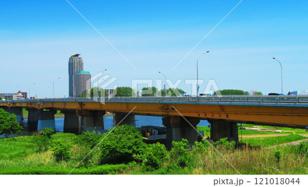 埼玉県川口市と東京都北区をつなぐ国道122号線の新荒川大橋の風景 121018044