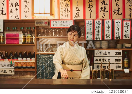 着物を着た居酒屋の美人女将　撮影協力・大佐渡たむら 121018084