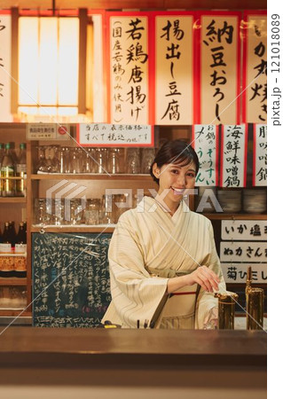 着物を着た居酒屋の美人女将　撮影協力・大佐渡たむら 121018089