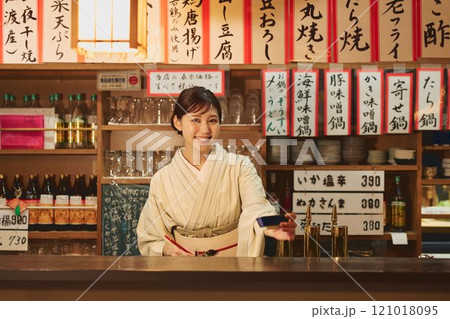 着物を着た居酒屋の美人女将　撮影協力・大佐渡たむら 121018095