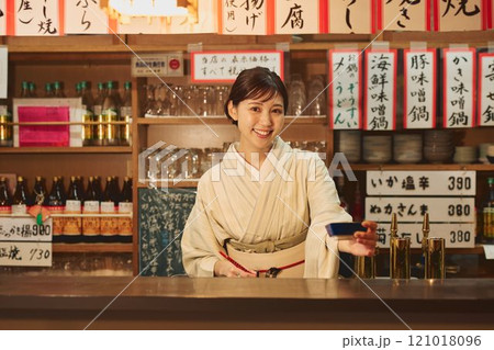 着物を着た居酒屋の美人女将　撮影協力・大佐渡たむら 121018096