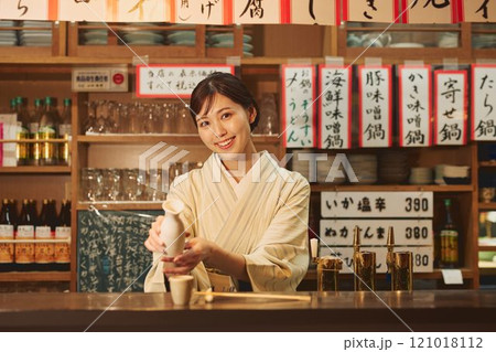 着物を着た居酒屋の美人女将　撮影協力・大佐渡たむら 121018112