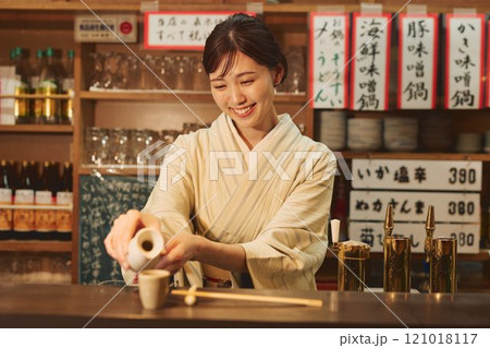 着物を着た居酒屋の美人女将 撮影協力・大佐渡たむら 着物を着た居酒屋の美人女将 撮影協力・大佐渡たむら 121018117