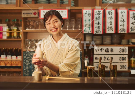 着物を着た居酒屋の美人女将 撮影協力・大佐渡たむら 着物を着た居酒屋の美人女将 撮影協力・大佐渡たむら 121018123