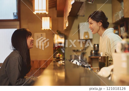 居酒屋の女将と客 撮影協力・大佐渡たむら 居酒屋の女将と客 撮影協力・大佐渡たむら 121018126