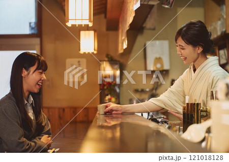 居酒屋の女将と客　撮影協力・大佐渡たむら 121018128