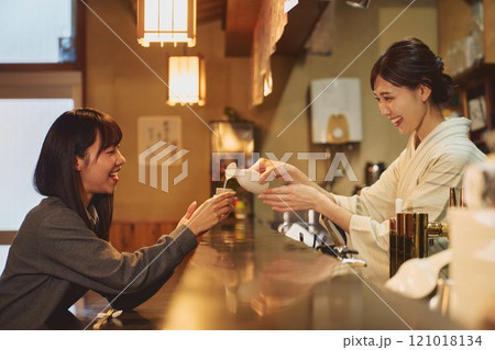 居酒屋の女将と客 撮影協力・大佐渡たむら 居酒屋の女将と客 撮影協力・大佐渡たむら 121018134