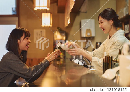 居酒屋の女将と客 撮影協力・大佐渡たむら 居酒屋の女将と客 撮影協力・大佐渡たむら 121018135