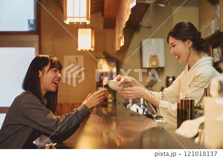 居酒屋の女将と客　撮影協力・大佐渡たむら 121018137