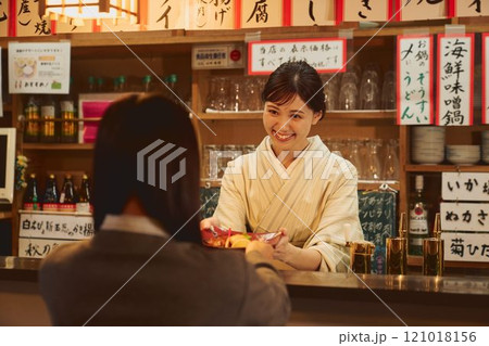 居酒屋の女将と客　撮影協力・大佐渡たむら 121018156