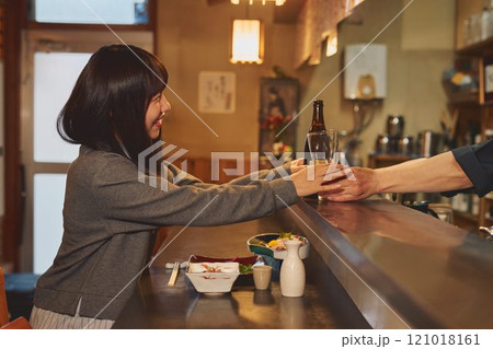 居酒屋でくつろぐ女性 撮影協力・大佐渡たむら 居酒屋でくつろぐ女性 撮影協力・大佐渡たむら 121018161