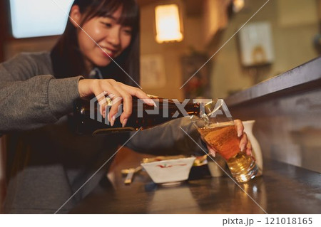 居酒屋でくつろぐ女性 撮影協力・大佐渡たむら 居酒屋でくつろぐ女性 撮影協力・大佐渡たむら 121018165
