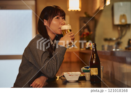 ビールを美味しそうに飲む女性 撮影協力・大佐渡たむら ビールを美味しそうに飲む女性 撮影協力・大佐渡たむら 121018168