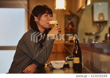 ビールを美味しそうに飲む女性　撮影協力・大佐渡たむら 121018169
