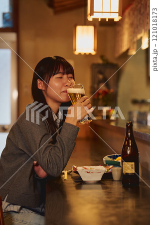ビールを美味しそうに飲む女性 撮影協力・大佐渡たむら ビールを美味しそうに飲む女性 撮影協力・大佐渡たむら 121018173