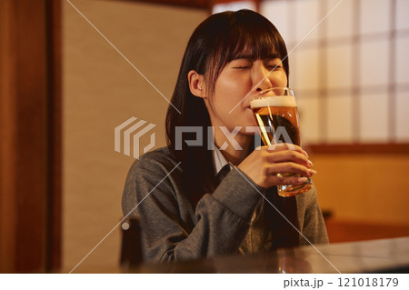 ビールを美味しそうに飲む女性　撮影協力・大佐渡たむら 121018179