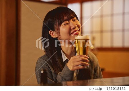 ビールを美味しそうに飲む女性　撮影協力・大佐渡たむら 121018181