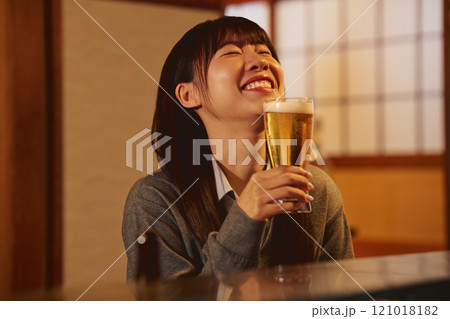 ビールを美味しそうに飲む女性　撮影協力・大佐渡たむら 121018182