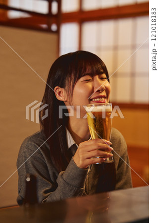 ビールを美味しそうに飲む女性　撮影協力・大佐渡たむら 121018183