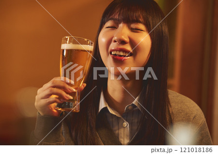 ビールを美味しそうに飲む女性 撮影協力・大佐渡たむら ビールを美味しそうに飲む女性 撮影協力・大佐渡たむら 121018186